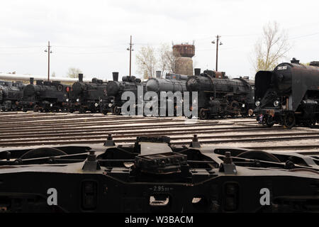 BUDAPEST, Ungarn - 05 April, 2019: Historische Dampflokomotiven auf Anzeige an die Ungarische Eisenbahn Museum. Unterwagen im Vordergrund. Stockfoto