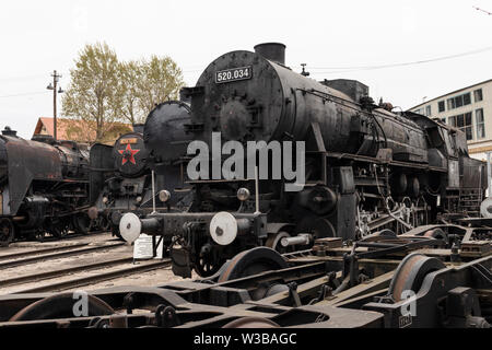 BUDAPEST, Ungarn - 05 April, 2019: historische Dampflok auf dem Display an der Ungarischen Eisenbahn Museum. Unterwagen im Vordergrund. Stockfoto