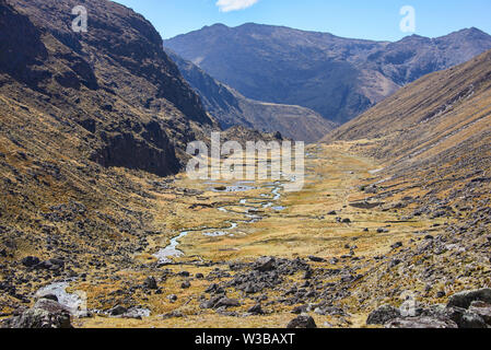 Die schöne Serpentine Waraco Fluss auf der Cordillera Real Traverse, Bolivien Stockfoto