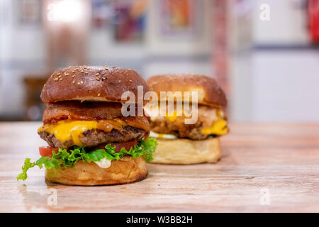 Aussicht auf zwei Hühnchen und Rindfleisch Burger mit Cheddar Käse Stockfoto