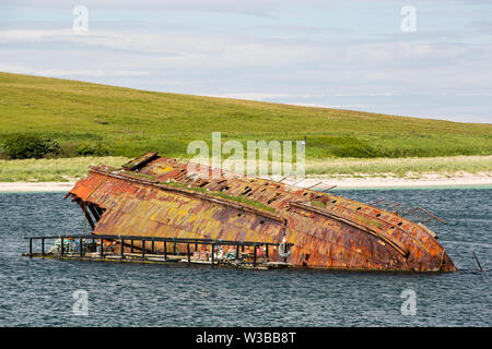 Eine Blockship zwischen South Ronaldsay, Burray in der Orkney Inseln, Schottland, Großbritannien. Stockfoto