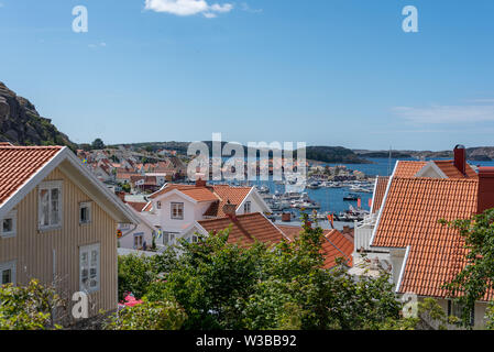 Fjällbacka,, Schweden - 8. Juli 2019: Blick auf die beliebte schwedische touristische Stadt Fjällbacka, Geburtsort des Schriftstellers Camilla Läckberg, Western Schweden. Stockfoto