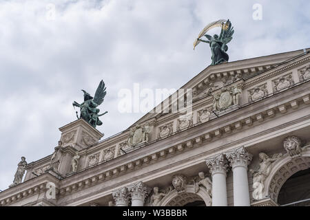 Lemberg, Ukraine - Juli 2, 2019: reich verzierte Fassade von Lviv Theater für Oper und Ballett. Stockfoto