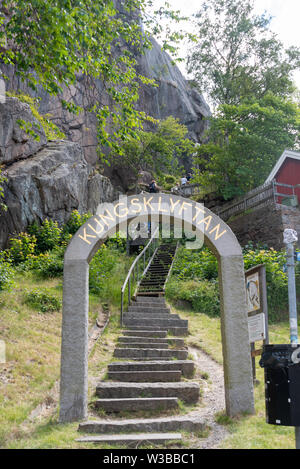 Fjällbacka, Schweden - 9. Juli 2019: Blick auf den Eingang zum Kungsklyfta in Fjällbacka, wo Teile des Films Ronja der Räuber Tochter erschossen wurden. Stockfoto