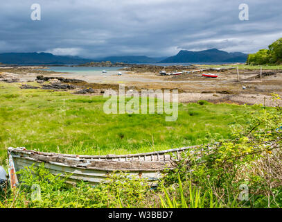 Blick über den Sound of Sleat mit Booten im Hafen und verfallene verrotten Ruderboot, Ardvasar, Isle of Skye, Scottish Highlands, Schottland, UK Stockfoto