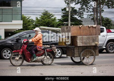 Chiangmai, Thailand - 11. Juli 2019: Eigenes Motorrad, Honda Dream. Foto an der Straße Nr. 121 ca. 8 km von der Innenstadt von Chiang Mai, Thailand. Stockfoto