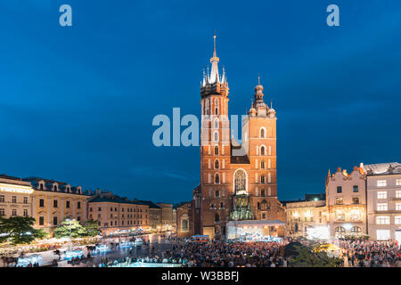 Krakau, Polen - Juli 2, 2019: Kirche Unserer Lieben Frau in den Himmel (auch: Saint Mary's Church) auf einem Hauptplatz in Krakau, Polen in der Nacht. Stockfoto