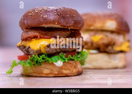 Aussicht auf zwei Hühnchen und Rindfleisch Burger mit Cheddar Käse Stockfoto