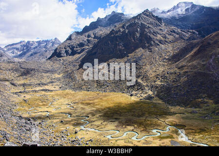 Die schöne Serpentine Waraco Fluss auf der Cordillera Real Traverse, Bolivien Stockfoto