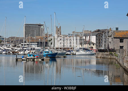 Plymouth Sutton Harbour, inneren Becken, Yachten in einer sicheren Zufluchtsort. Stockfoto