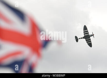 Eine Spitfire Anzeige während der Flying Legends Airshow am IWM Duxford. Stockfoto