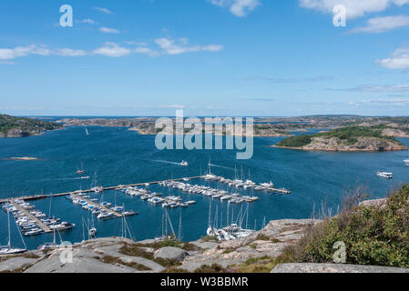 Fjällbacka, Schweden - 9. Juli 2019: Blick auf den Hafen von der beliebte touristische Stadt Fjällbacka, westlichen Schweden. Stockfoto