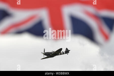 Eine Spitfire Anzeige während der Flying Legends Airshow am IWM Duxford. Stockfoto