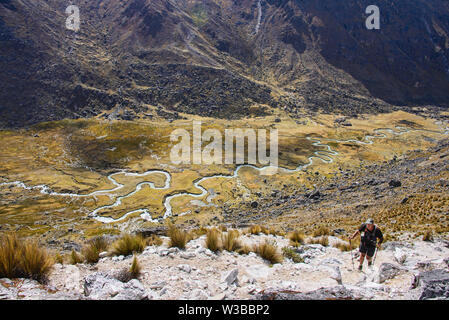 Die schöne Serpentine Waraco Fluss auf der Cordillera Real Traverse, Bolivien Stockfoto
