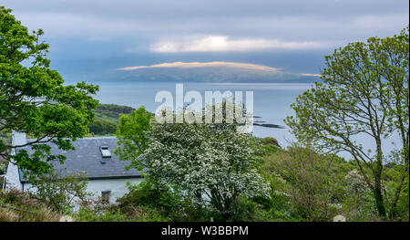 Blick über den Sound of Sleat mit Moody Himmel, Ardvasar, Isle of Skye, Scottish Highlands, Schottland, UK Stockfoto