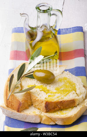 Leckere Vorspeise mit Oliven und Brot mit Olivenöl extra vergine Stockfoto