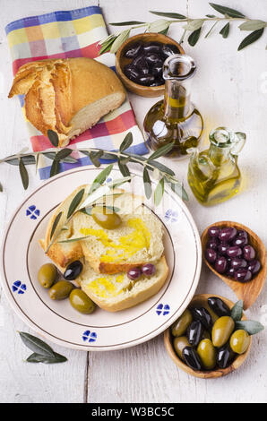 Leckere Vorspeise mit Oliven und Brot mit Olivenöl extra vergine Stockfoto