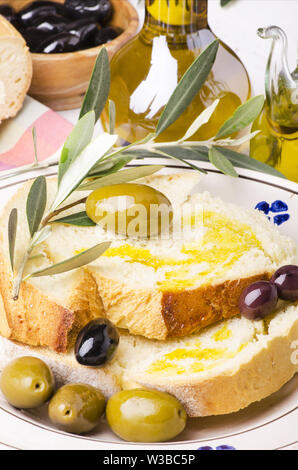 Leckere Vorspeise mit Oliven und Brot mit Olivenöl extra vergine Stockfoto