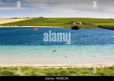 Sperrschiffe und das Churchill Barrieren zwischen South Ronaldsay, Burray in der Orkney Inseln, Schottland, Großbritannien. Stockfoto