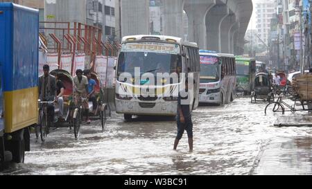 Wassergewinnung am 14. juli 2019, Fahrzeuge versuchen zu fahren und die Bürger laufen durch die Dhaka Straßen in Bangladesch, starker Monsunregen Stockfoto