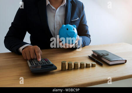 Unternehmer die Kosten berechnen jeden Tag das Geld zu halten. Finanzen Konzept. Stockfoto