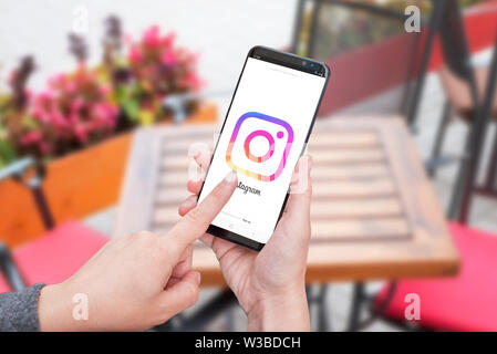 SARAJEVO, BOSNIEN UND HERZEGOWINA - Juli 14, 2019: Frau mit Samsung Galaxy smart phone mit Instagramn. Instagram ist beliebt soziale Netzwerk für in Stockfoto