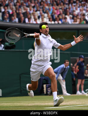 London, Großbritannien. 14. Juli, 2019. Novak Djokovic aus Serbien konkurriert bei der Men's singles Finale zwischen Novak Djokovic aus Serbien und Roger Federer von der Schweiz im Jahr 2019 Wimbledon Tennis Championships in London, UK, 14. Juli 2019. Credit: Lu Yang/Xinhua/Alamy leben Nachrichten Stockfoto