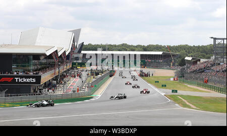 Mercedes-fahrer Valtteri Bottas und Lewis Hamilton in der ersten Kurve während des Britischen Grand Prix in Silverstone, Towcester. Stockfoto