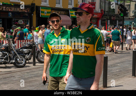 Spieltag in Killarney, County Kerry, Irland. Männliche Fans der Kerry-Gaelic-Fans an einem Spieltag in der Main Street vor dem Spiel von Mayo und Kerry im Juli 2019. Stockfoto