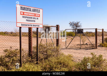 Schild am Eingang zu Mariental Airfield, Warnung vor unbefugtem Zutritt, Mariental, Namibia Stockfoto