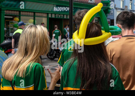 Kerry Gaelic Fans in grün-gelben Trikots an einem Spieltag in Killarney, County Kerry, Irland Stockfoto