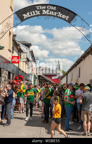 Kerry und Mayo Gaelic Fans an einem Spieltag in den Killarney Streets auf der Old Milk Market Lane vor dem Spiel von Mayo und Kerry im Juli 2019 am Spieltag in Killarney, County Kerry, Irland Stockfoto