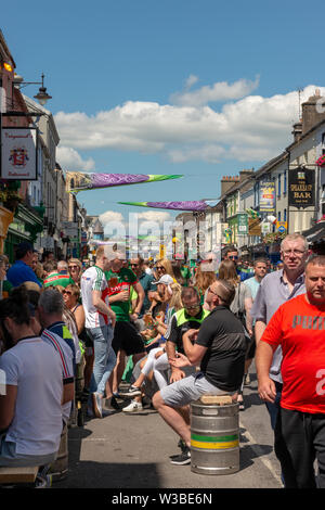 Spieltag in Killarney, County Kerry, Irland. Eine Menge gälischer Fußballfans an einem Spieltag in der High Street vor dem Spiel Mayo und Kerry im Juli 2019. Geschäftige irische Stadt. Stockfoto