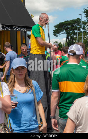 Geschäftige irische Stadt. Spieltag in Killarney, County Kerry, Irland. Fans von Kerry und Mayo gälischen Fußballfans auf den Straßen von Killarney vor dem Spiel von Mayo und Kerry im Juli 2019 Stockfoto