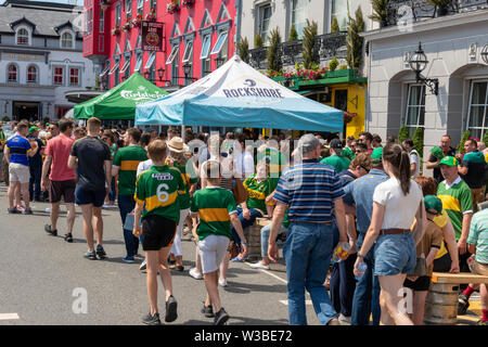 Spieltag in Killarney, County Kerry, Irland. Geschäftige irische Stadt. Gälische Fußballfans an einem Spieltag vor den Bars des Royal Hotels Stockfoto