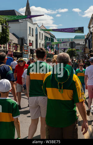 Spieltag in Killarney, County Kerry, Irland. Geschäftige irische Stadt. Die Stadt Killarney voller gälischer Fußballfans Stockfoto