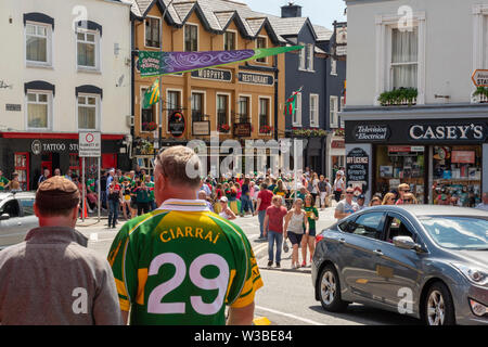 Spieltag in Killarney, County Kerry, Irland. Kerry Gaelic Fans auf den Killarney Streets vor dem Mayo und Kerry Spiel im Juli 2019. Geschäftige irische Stadt. Stockfoto