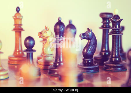 Schach spiel. Alte Holz- Schachfiguren auf dem Schachbrett. Stockfoto