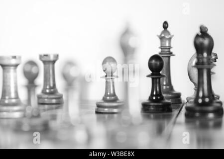 Schach spiel. Alte Holz- Schachfiguren auf dem Schachbrett. Bild schwarz und weiß, ohne konzentrieren. Stockfoto