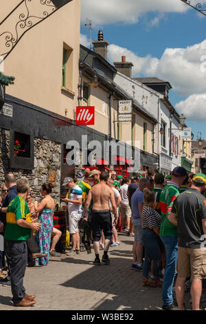 Spieltag Irland gälische Fußballfans Fans an einem Spieltag vor der Bar in Killarney, County Kerry, Irland Stockfoto