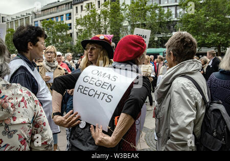 Berlin, Deutschland. 14. Juli, 2019. "Oma gegen Rechts' auf zahlreichen Zeichen durch Demonstranten protestieren gegen eine 'Rechten' Demonstration auf dem Breitscheidplatz geschrieben wird. Credit: Paul Zinken/dpa/Alamy leben Nachrichten Stockfoto