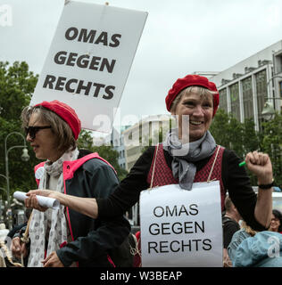 Berlin, Deutschland. 14. Juli, 2019. "Oma gegen Rechts' auf Anzeichen von Demonstranten protestieren gegen eine 'Rechten' Demonstration auf dem Breitscheidplatz geschrieben wird. Credit: Paul Zinken/dpa/Alamy leben Nachrichten Stockfoto