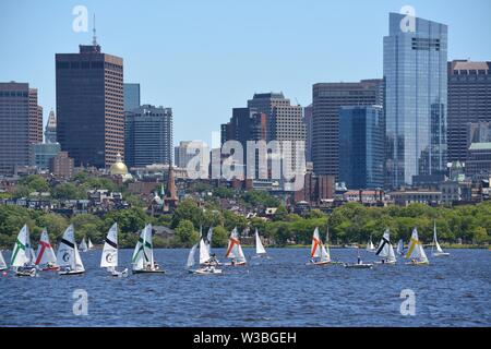 Segelboote Segeln in den Charles River Basin mit dem Boston Skyline hinter aus Cambridge, Massachusetts, USA Stockfoto