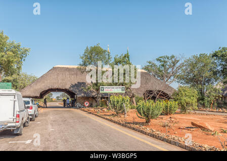 Krüger National Park, Südafrika - Mai 3, 2019: Das malelane Eingangstor zum Krüger National Park. Fahrzeuge und Personen sichtbar sind Stockfoto