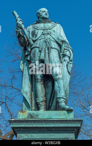 Statue von SEINE KÖNIGLICHE HOHEIT Friedrich Herzog von York und Albany (Army Commander in Chief), vor blauem Himmel, Castle Esplanade, Edinburgh, Schottland, Großbritannien. Stockfoto