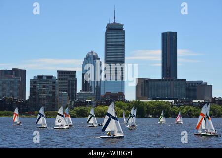 Segelboote Segeln in den Charles River Basin mit dem Boston Skyline hinter aus Cambridge, Massachusetts, USA Stockfoto