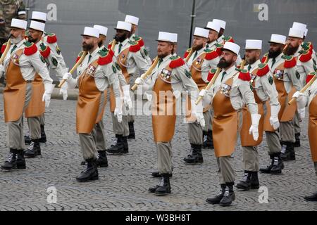 Paris, Frankreich. 14. Juli, 2019. Militärische Mitglieder März während der jährlichen Tag der Bastille Militärparade in Paris, Frankreich, 14. Juli 2019. Credit: Jack Chan/Xinhua/Alamy leben Nachrichten Stockfoto