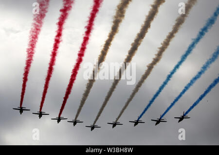 Paris, Frankreich. 14. Juli, 2019. Die Patrouille de France durchführen während der jährlichen Tag der Bastille Militärparade in Paris, Frankreich, 14. Juli 2019. Credit: Jack Chan/Xinhua/Alamy leben Nachrichten Stockfoto