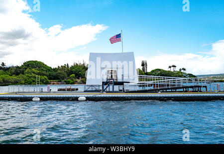 Honolulu, Awaii - Mai 3, 2019: Pearl Harbor, das USS Arizona Memorial von der Bucht gesehen Stockfoto