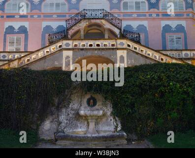 Sommer Haus Bellarie im Rokoko Stil erbaut befindet sich neben Theater im Schlossgarten in Cesky Krumlov, Tschechische Republik, Europa Stockfoto